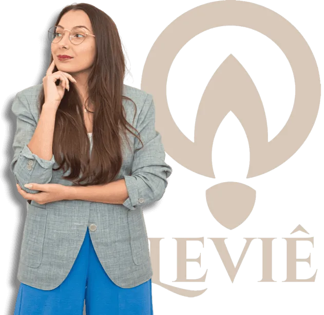 Mulher com expressão pensativa, usando óculos e blazer cinza, com o logotipo da agência Leviê ao fundo.